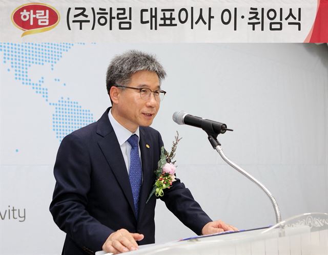 박길연 하림 신임 대표이사는 2일 전북 익산공장 대강당에서 열린 취임식에서 "2030년까지 가금식품 분야에서 세계 10위권 이내에 드는 것이 우리의 비전"이라며 "모두가 한마음 한 뜻으로 차근차근 밀고 나가면 충분히 가능하다"고 말했다. 하림 제공