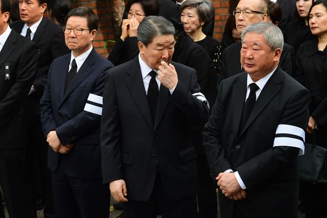 지난 5월22일 종로구 서울대병원 장례식장에서 고(故) 구본무 LG그룹 회장의 발인식에 참석한 구본준(가운데) LG 구단주. 사진공동취재단