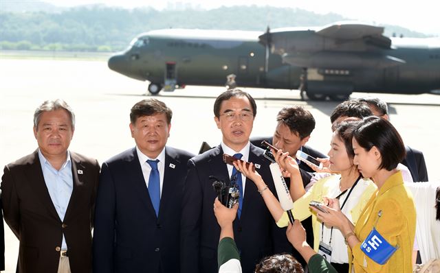 남북 통일농구대회 남측 단장인 조명균 통일부 장관이 3일 성남 서울공항에서 출발에 앞서 소감을 밝히고 있다. 사진공동취재단