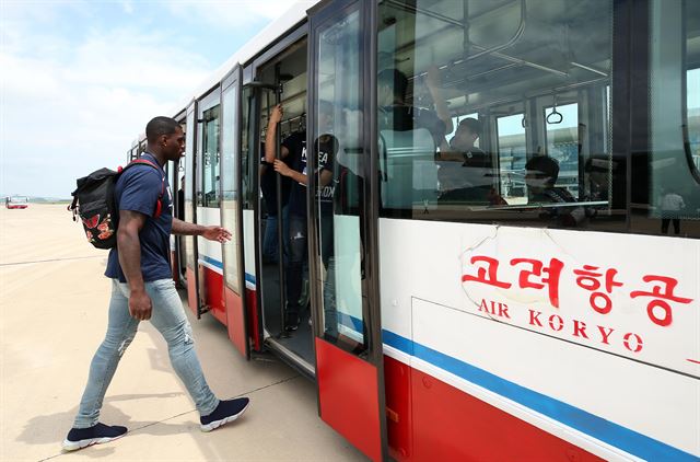 통일농구대회에 참가한 농구단 선수들이 3일 평양순안공항에 도착해 공항 차량에 탑승하고 있다. 평양=사진공동취재단