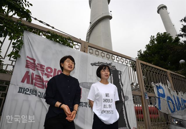 지난달 27일 오전 서울 양천구 열병합발전소 앞 농성천막에서 '마음은 굴뚝같지만' 팀이 이야기를 하고 있다. 홍인기 기자