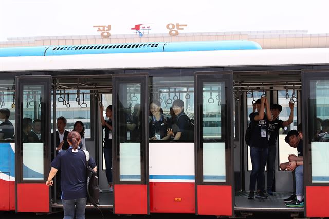 남북 통일농구대회 참가차 평양을 찾은 선수단 등 방북단이 3일 평양 순안공항에 도착해 공항 차량에 탑승해 있다. 대회는 평양 류경정주영체육관에서 열리며, 혼합 및 친선 경기 4차례로 구성된다. 평양=사진공동취재단