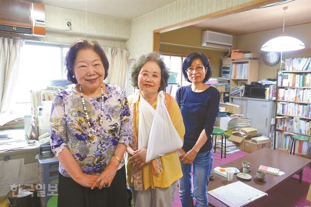 지난달 6일 오후 일본 도쿄 신주쿠의 WABAS 사무실에서 만난 히구치 게이코(왼쪽) 이사장과 활동가들. 1982년 창립부터 37년째 이전 없이 함께한 사무실에는 서류와 책자가 천장까지 쌓여있다. 박소영기자 [저작권 한국일보]