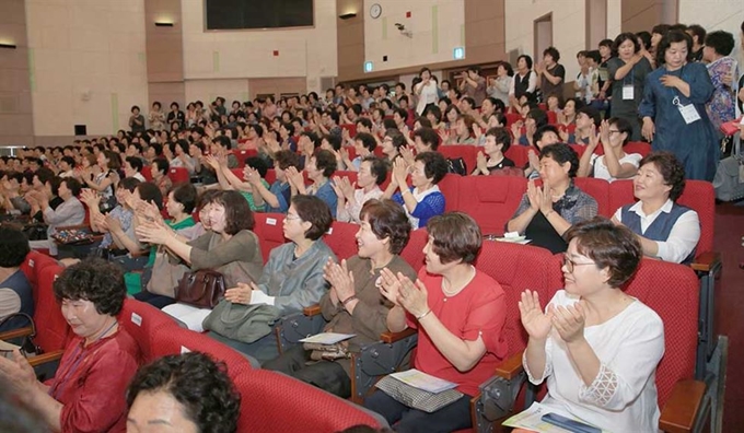 4일 청도청소년수련관 다목적홀에서 열린 '2018 양성평등주간기념 여성대회'에 참석한 청도군여성단체협의회 회원들이 박수를 치고 있다. 청도군 제공