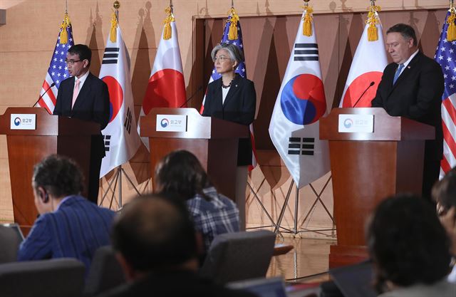 마이크 폼페이오 미국 국무장관(오른쪽부터), 강경화 외교부 장관, 고노 다로(河野太郞) 일본 외무장관이 지난달 14일 서울 종로구 외교부 청사에서 한미일 외무장관 회담을 마친 뒤 공동기자회견을 하고 있다. 연합뉴스