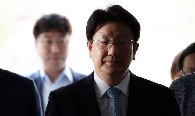 강원랜드 채용과 관련해 부정 청탁과 업무방해, 제3자 뇌물수수, 직권남용 권리행사방해 혐의를 받고 있는 권성동 자유한국당 의원이 4일 오전 서울 서초구 서울중앙지법에서 구속 전 피의자 심문(영장실질심사)을 받기 위해 법정으로 향하고 있다. 연합뉴스