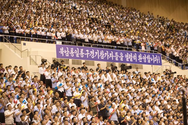 4일 평양 류경정주영체육관에서 개최된 남북통일농구경기에서 여자 ‘평화’팀과 ‘번영’팀이 혼합경기를 평양 주민들이 관람하며 응원하고 있다. 사진공동취재단