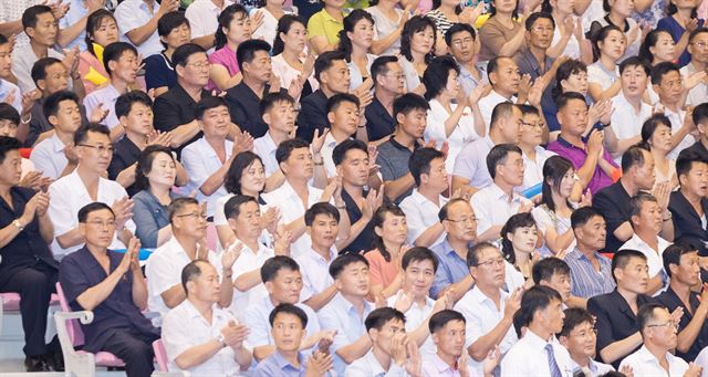 4일 평양 류경정주영체육관에서 열린 남북통일농구 여자부 혼합경기에서 평양 주민들이 관람하고 있다. 평양=사진공동취재단