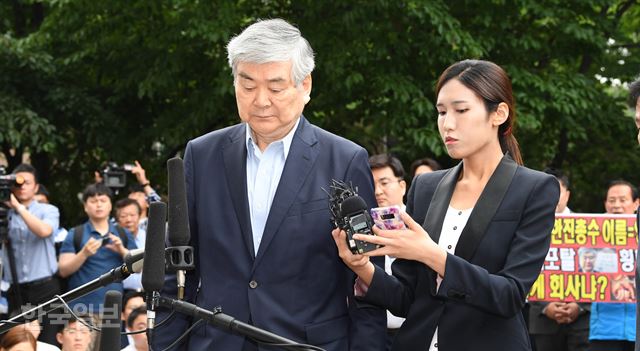 수백억 원대 상속세 탈루 등 비리 의혹을 받는 조양호 한진그룹 회장이 5일 오전 영장실질심사를 받기 위해 서울남부지법으로 들어 서고 있다. 배우한 기자