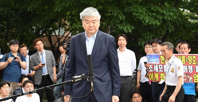 수백억 원대 상속세 탈루 등 비리 의혹을 받는 조양호 한진그룹 회장이 5일 오전 영장실질심사를 받기 위해 서울남부지법으로 들어 서고 있다. 배우한 기자