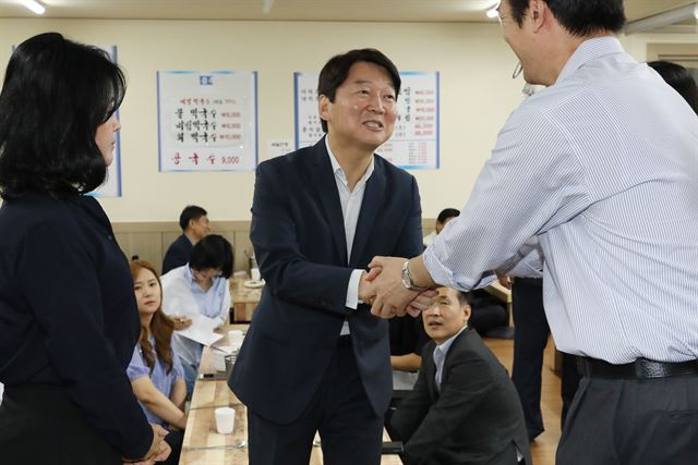 바른미래당 안철수 전 서울시장 후보가 2일 오후 서울 여의도 모 식당에서 열린 6.13 지방선거 구청장, 시의원 등 출마자 오찬간담회에 참석, 인사를 나누고 있다. 뉴시스