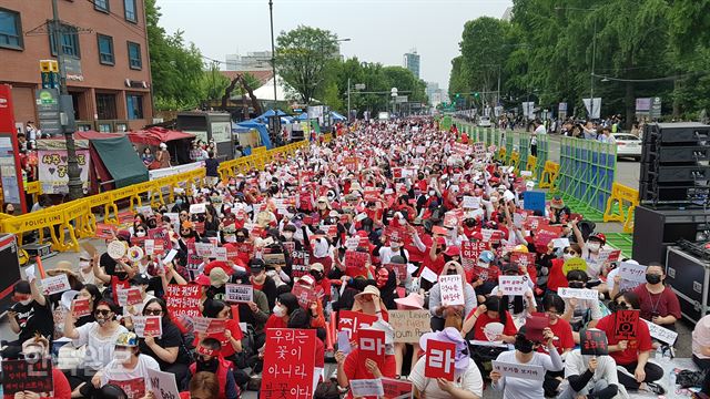 [저작권 한국일보]9일 혜화역 2번 출구에서 진행된 두 번째 ‘불법촬영 성 편파수사 규탄 시위’에는 4만5천 명의 여성이 참가해 지금 여기, ‘행동하는 페미니즘’의 한 모습를 보였다. 한소범 기자