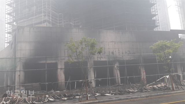 [저작권 한국일보] 세종시 트리쉐이드 화재 현장. 세종시 트리쉐이드 화재 현장. 지하에서 시작된 불이 번지면서 1층 상가를 비롯해 일부 지상 건물들이 새카맣게 타거나 그을려 있다.