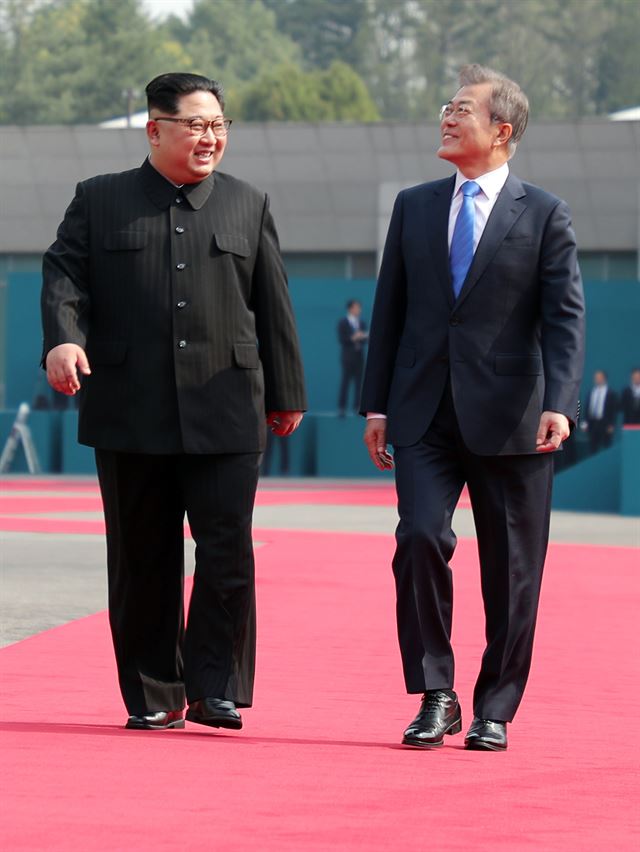 문재인 대통령과 김정은 북한 국무위원장이 4ㆍ27 남북 정상회담 당시 판문점 평화의집 앞에서 국군의장대 사열을 마친 뒤 이동하며 함께 웃고 있다. 판문점=고영권 기자