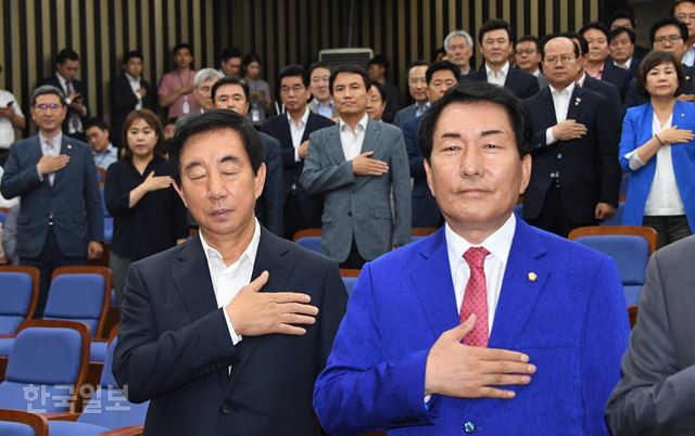 김성태(앞줄 왼쪽) 자유한국당 대표 권한대행과 안상수(오른쪽) 비상대책위원회 준비위원장이 지난달 28일 국회에서 열린 의원총회 시작에 앞서 당 소속 의원들과 국민의례를 하고 있다. 오대근 기자