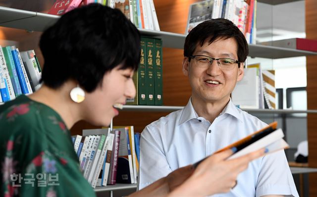 '과학적 인간' 전중환 경희대 교수와 '문학적 인간' 김민정 시인이 서울 세종로 한국일보에서 만났다. 책 이야기를 하면서 전 교수는 문학 책을 한권도 꼽지 않았다. 김주성기자