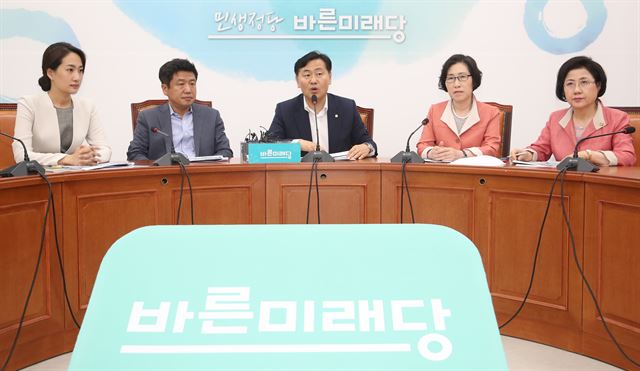 김관영(가운대) 바른미래당 원내대표가 5일 오후 국회에서 열린 바른미래당 위클리 정책브리핑에서 발언하고 있다. 연합뉴스