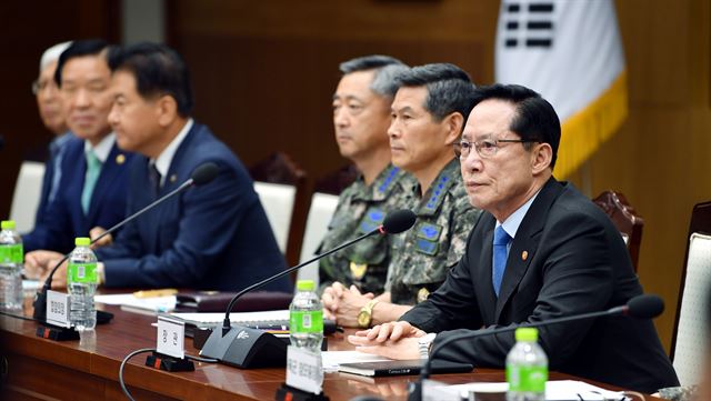 송영무 국방부 장관이 4일 서울 용산구 국방부에서 열린 긴급 공직기강 점검회의에서 모두발언을 하고 있다. 송 장관은 이날 회의에서 '현직 해군 준장의 여군대위 성폭행 사건'과 '기무사·사이버사의 정치 개입 사건'을 철저하게 조사하겠다고 밝혔다. 국방부 제공