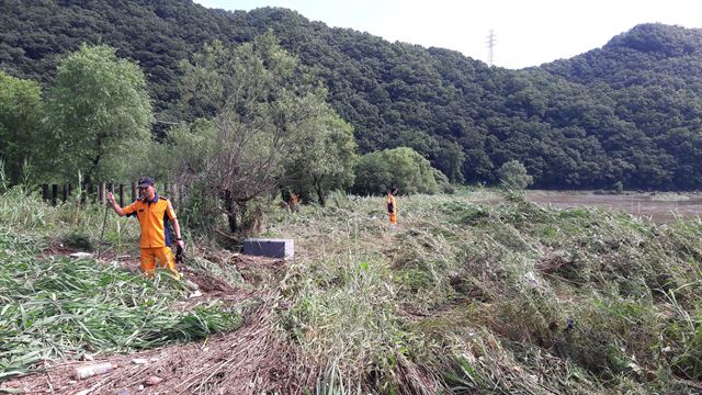 3일 오전 경기도 광주시 초월읍 곤지암천에서 급류에 휩쓸려 실종된 중학생을 찾기 위한 수색작업이 이틀째 이어지고 있다. 경기도재난안전본부 제공=연합뉴스