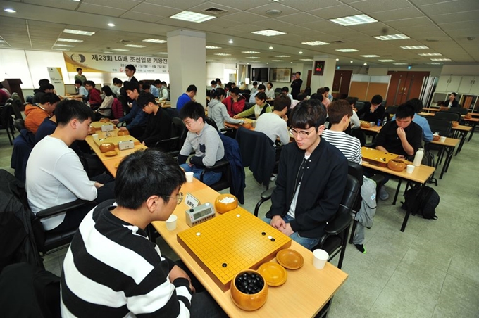 지난 4월2일 서울 마장로 한국기원에서 열린 ‘제23회 LG배 조선일보 기왕전’ 통합예선전에 참가한 선수들이 대국을 벌이고 있다. 한국기원 제공