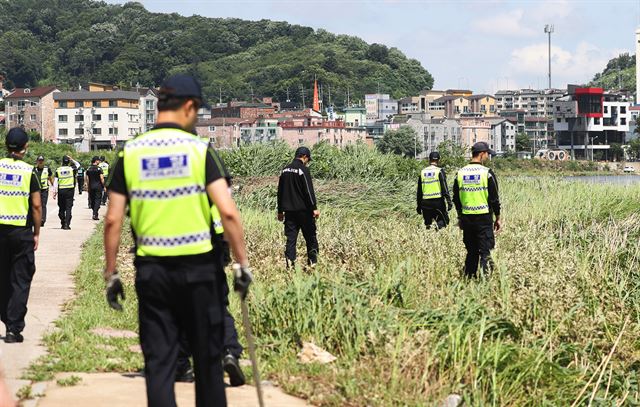 지난 3일 오전 경기 광주시 초월읍 곤지암천 쌍용교 일대에서 경찰이 전날 급류에 휩쓸려 실종된 중학생을 찾기 위한 수색 작업을 하고 있다. 연합뉴스