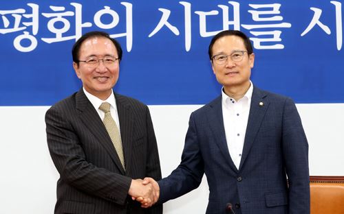 노회찬 정의당 원내대표가 지난달 20일 여의도 국회에서 홍영표 더불어민주당 원내대표를 예방하여 악수를 나누고 있다. 뉴시스