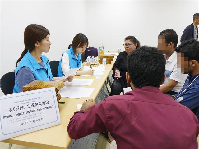 [NISI20180629_0000168106] 【제주=뉴시스】조수진 기자 = 29일 오후 제주 일도1동 제주이주민센터에서 국가인권위원회가 제주 예멘 난민신청자들 인권 상담을 진행하고 있다. 2018.06.29. susie@newsis.com<저작권자ⓒ 공감언론 뉴시스통신사. 무단전재-재배포 금지.>