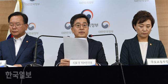 김동연 경제부총리가 6일 종로구 정부서울청사에서 권고안 대비 다주택자 중과 등 종합부동산세 개편안 브리핑을 하고 있다. 서재훈기자