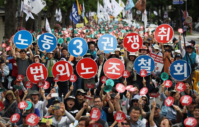 전국교직원노동조합 조합원들이 6일 오후 서울 종로구 사랑채 인근 도로에서 열린 '법외노조 취소-노동3권 쟁취 전국교사결의대회'에서 법외노조 통보 취소, 해고자 복귀, 교사의 노동3권 보장, 성과급·교원평가 폐지를 촉구하며 구호를 외치고 있다. 뉴시스.