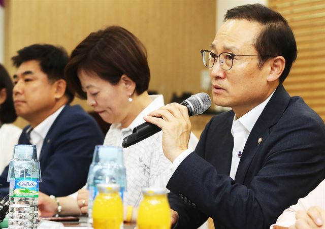 6일 오후 경기도 성남시 중원구 ㈜아이에스시(ISC)에서 열린 '더불어민주당 민생평화상황실 소득주도성장팀 일자리 현장 정책간담회'에서 홍영표 원내대표가 발언을 하고 있다. 연합뉴스