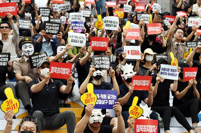 6일 오후 서울 세종문화회관 계단에서 열린 아시아나 기내식 정상화 촉구 촛불문화제에서 직원들이 기내식 대란을 즉각해결하고 박삼구 회장의 퇴진을 촉구하는 구호를 외치고 있다.고영권기자