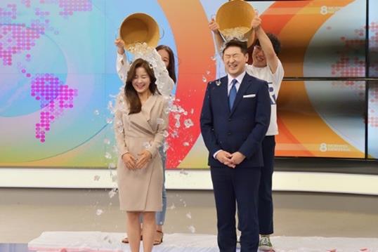 아침뉴스타임 앵커들이 ‘2018 아이스버킷 챌린지’ 캠페인에 동참했다.KBS제공