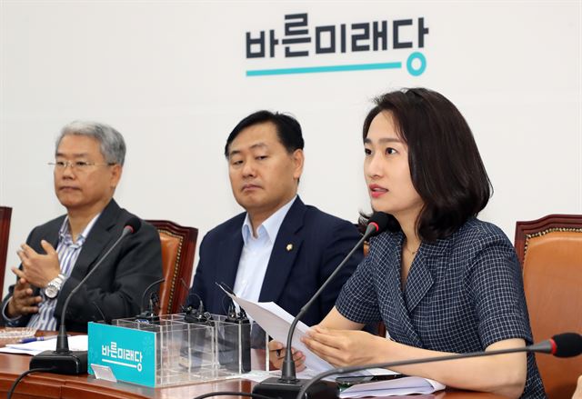 김수민(오른쪽) 바른미래당 원내대변인이 지난 4일 국회에서 열린 비상대책위원회의에서 발언하고 있다. 연합뉴스