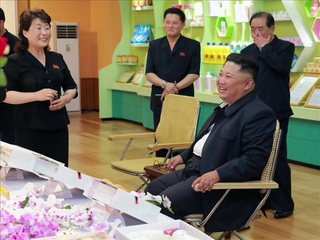 1일 조선중앙TV 보도에서 김정은 북한 국무위원장이 신의주 화장품공장을 시찰하는 모습. 연합뉴스