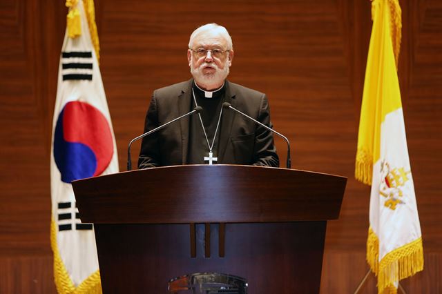 교황청 외무장관 폴 갤러거 대주교가 7일 서울 반포동 가톨릭대에서 열린 국제심포지엄에서 강연하고 있다. 가톨릭대 제공=연합뉴스