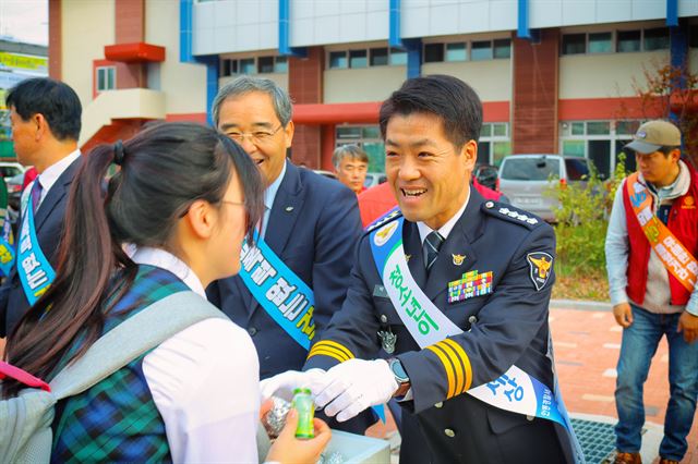 박영수 안동경찰서장이 학교폭력 제로운동을 위해 '청춘밥심'을 추진하며 등교하는 학생들에게 주먹밥을 나눠주고 있다. 안동경찰서 제공.