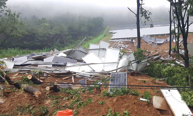 지난 3일 경북 청도군 매전면 국도 주변 산비탈에 설치된 태양광 발전시설 일부와 나무, 토사 등이 거친 비바람 영향으로 왕복 2차로 도로에 쏟아지는 사고가 발생했다. 청도=연합뉴스