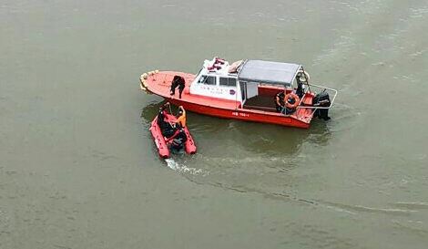 9일 오전 경기 남양주시 미사대교에서 투신했다는 신고가 접수된 양예원씨 사건 관련 피의자인 스튜디오 실장 A씨에 대해 소방 당국이 수색을 벌이고 있다. 경기도소방재난본부 제공=연합뉴스