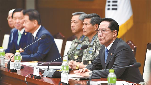 송영무(오른쪽) 국방부 장관이 4일 서울 용산구 국방부에서 열린 긴급 공직기강 점검회의에서 모두발언을 하고 있다. 국방부 제공