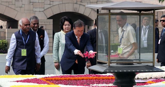 문재인 대통령이 10일 오전(현지시간) 인도 국빈방문 일정으로 마하트마 간디 추모공원을 방문해 헌화하고 있다. 뉴델리=고영권 기자 youngkoh@hankookilbo.com