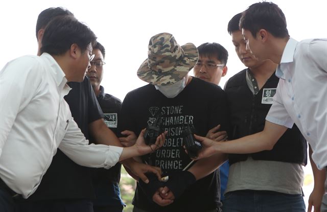 9살 여자아이를 납치했다가 풀어주고 도주한 혐의를 받는 이모(27)씨가 10일 오후 경남 밀양경찰서로 호송되고 있다. 연합뉴스