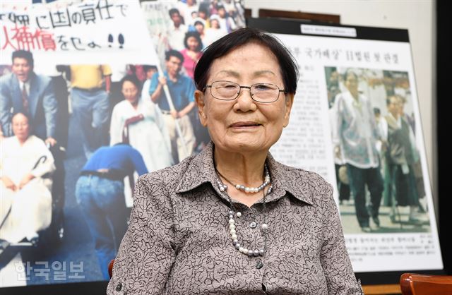 김문숙 한국정신대문제대책 부산협의회장이 10일 관부재판 기록 등 위안부 할머니들의 자료를 모아 사비로 전시하고 있는 부산 수영구 ‘민족과 여성 역사자료관’에서 기념촬영을 하고 있다.