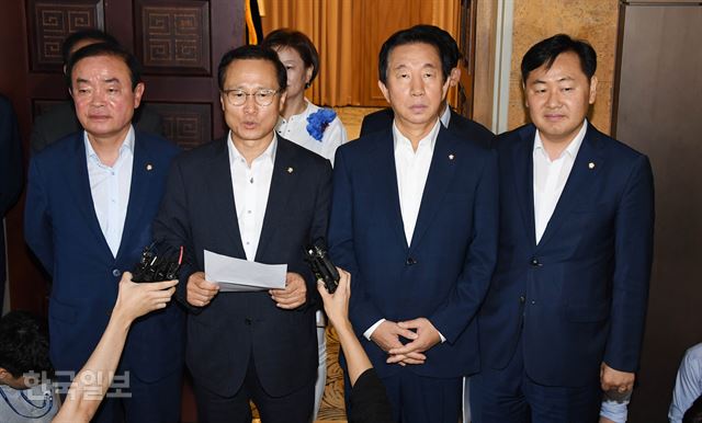 [저작권 한국일보]10일 오전 국회에서 열린 20대 국회 후반기 원구성을 위한 교섭단체 원내대표 부대표 회동을 마친 후 7월 임시국회 일정에 합의한 내용을 원내대표들이 설명하고 있다. 왼쪽부터 평화와정의 장병완, 더불어민주당 홍영표, 자유한국당 김성태, 바른미래당 김관영 원내대표. 오대근기자 inliner@hankookilbo.com /2018-07-10(한국일보)