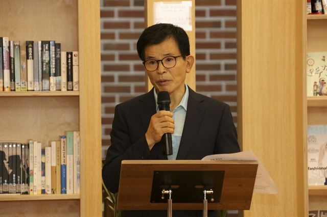 경북 구미시의회 김택호 의원이 11일 구미시청 4층 열린나래에서 기자회견을 열고 발언하고 있다. 김재현기자 k-jeahyun@hankookilbo.com