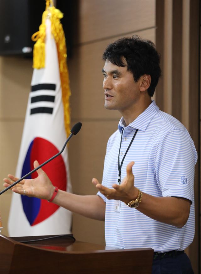 최초의 코리안 메이저리거 박찬호 대외경제협력기금(EDCF·Economic developement cooperation fund) 홍보대사가 11일 오전 정부세종청사에서 기획재정부 직원들을 대상으로 강연을 하고 있다. 뉴시스