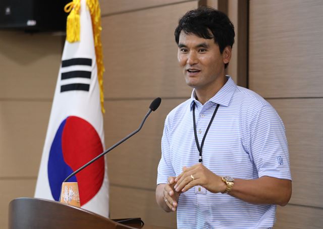 최초의 코리안 메이저리거 박찬호 대외경제협력기금(EDCF·Economic developement cooperation fund) 홍보대사가 11일 오전 정부세종청사에서 기획재정부 직원들을 대상으로 강연을 하고 있다. 뉴시스