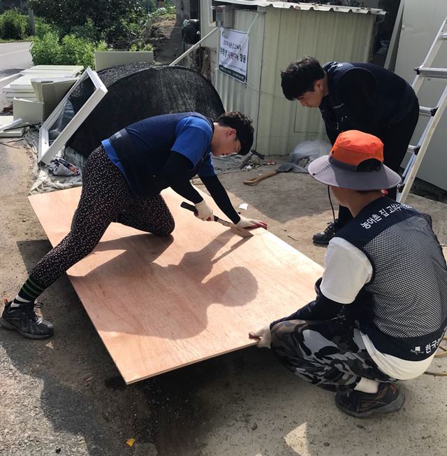 경북 금오공대 건축학부 재학생들이 '집 고쳐주기' 봉사활동에 참여하고 있다. 금오공대 제공