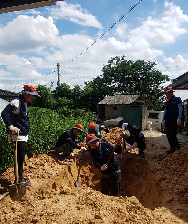 경북 금오공대 건축학부 재학생들이 '집 고쳐주기' 봉사활동에 참여하고 있다. 금오공대 제공