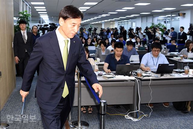 이주열 한국은행 총재가 12일 오전 서울 중구 태평로 한국은행 본부에서 금융통화위원회 결과에 대한 기자회견을 하기 위해 브리핑실로 입장하고 있다. 이날 금통위에서는 기준금리를 연 1.50%로 동결했다. 김주성 기자)