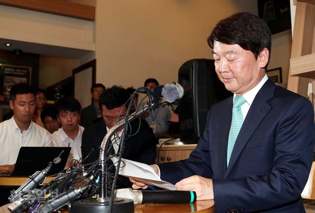 안철수 바른미래당 전 대표가 12일 오후 서울 여의도의 한 카페에서 기자간담회를 열고 정치에서 물러나 성찰과 채움의 시간을 갖겠다고 밝히고 있다. 배우한 기자